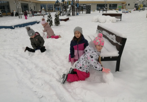dzieci robią kule śniegowe